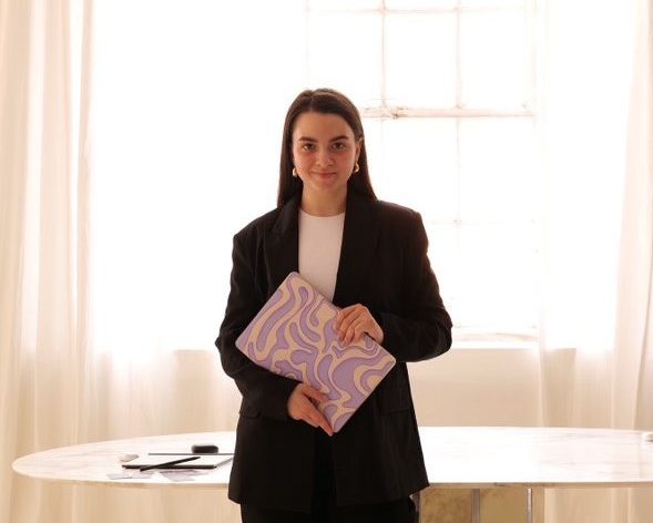 Mălina Brînză: “Nu cred în echilibrul dintre viața personală și profesională.” Scriul, de la pasiune la business&nbsp;online